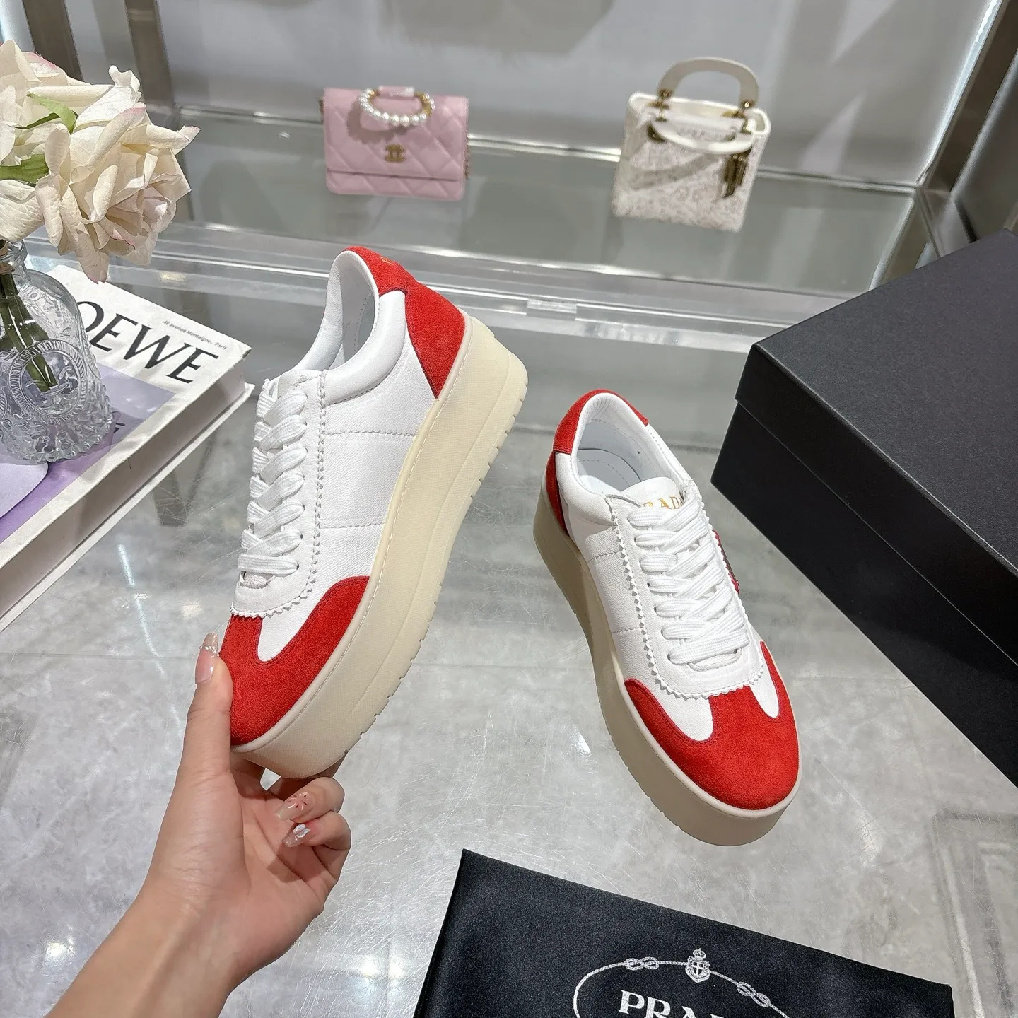 👟👟Ex-factory price 540👟👟 Prada 25 new thick-soled casual sneakers. This sneaker continues the timeless silhouette and is a new classic item. Crafted from leather to enhance style. The style is light, with a triangle buckle logo and a 5CM thick sole. It is suitable for all seasons and can be matched with all kinds of casual styles. In an era where various styles are full of attention, the most long-term companion and the one that captures people's hearts bit by bit is undoubtedly the white shoe. Fabric: Cowhide Lining: Sheepskin Outsole: Original TPU two-color outsole Sole thickness: 5CM Size female 35-40